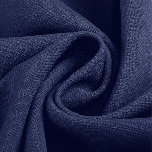 Détail macro du tissu mousseline bleu foncé texturé avec plis en spirale élégants