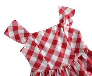Détail de la robe vichy rouge et blanc avec encolure carrée et larges bretelles de style