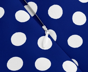 Détail de la fermeture éclair invisible sur robe bleue à pois blancs et texture