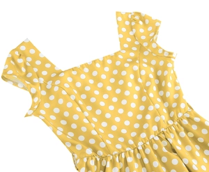 Détail de l'encolure carrée et des manches plissées sur robe rétro à pois jaune