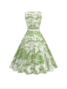 Détail de l'imprimé Toile de Jouy sur une robe évasée sans manches avec ceinture