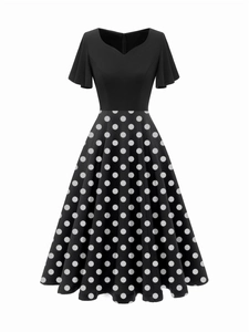 Robe vintage des années 50 à pois avec col en V et manches à volants en noir et blanc