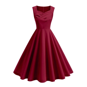 Détail d'une élégante robe trapèze bordeaux vintage avec encolure plissée croisée chic