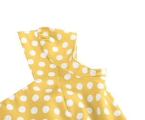 Détail de robe jaune à pois montrant les coutures précises et la texture du tissu