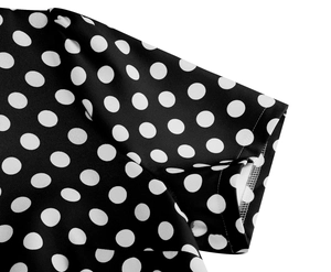 Dettaglio dello scollo a V e cuciture su abito lungo retrò a pois bianchi e neri