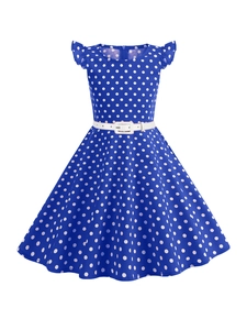 Vue détaillée de la robe bleu marine à pois avec manches volantées et ceinture blanche