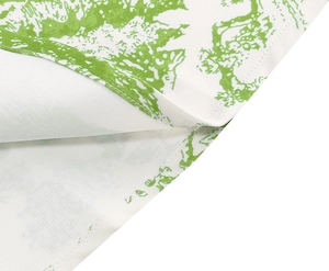 Détail macro du motif floral botanique et de la couture de bordure nette sur la robe d'été