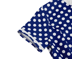 Détail de la bordure blanche sur la manche de la robe bleu marine à pois blancs