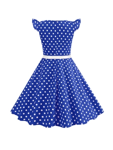 Détail de la robe bleue à pois avec manches volantées et fine ceinture blanche élégante