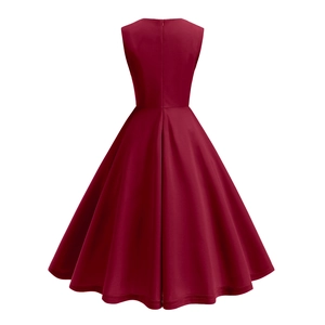 Détail de la robe sans manches rouge foncé montrant le zip invisible et l'ourlet plissé