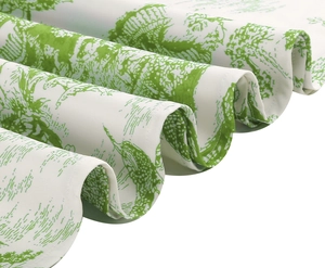 Gros plan du tissu de robe florale sans manches avec motif végétal vert sur textile blanc