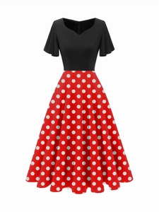Robe rétro à col en V avec bustier noir et jupe évasée rouge à pois blancs