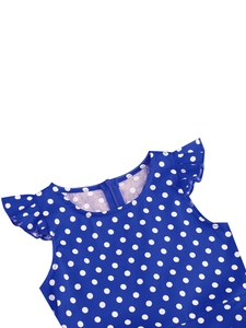 Détail d'une robe bleue à pois avec manches à volants et fermeture éclair au dos