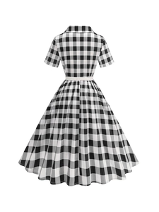 Vista dettagliata del retro dell'abito vintage a quadri con motivo vichy nero e bianco