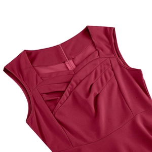 Détail de la robe rouge foncé avec plis croisés élégants et fermeture éclair invisible au dos