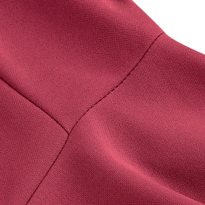 Gros plan sur un tissu tissé rouge de haute qualité avec coutures détaillées et texture fine