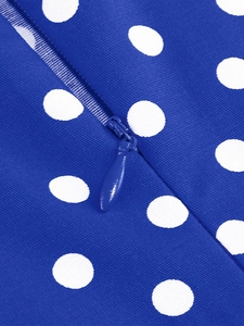 Vue détaillée de la fermeture éclair invisible sur robe bleue à pois pour filles