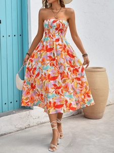 Détails du bustier smocké et de l'imprimé fleuri éclatant sur la robe longue