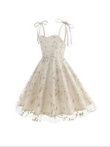 Détails de broderies florales et bretelles à nœud sur robe en tulle crème