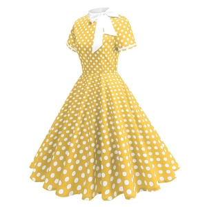 Détail de la robe vintage jaune à pois avec un nœud blanc et un style Hepburn chic