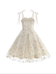 Vue arrière de la robe en tulle brodé avec nœuds aux épaules et fermeture éclair invisible