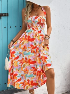 Détail d'une robe longue à fleurs avec bustier froncé pour les vacances d'été