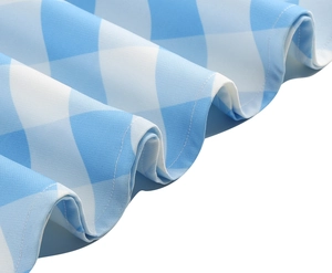 Détail du tissu vichy bleu et blanc avec coutures fines et texture plissée douce