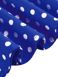 Vue détaillée du tissu bleu foncé à pois blancs avec des finitions de couture propres