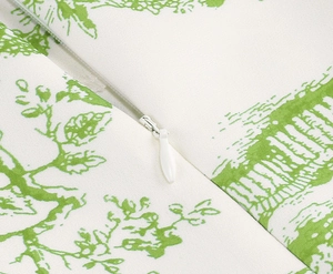 Détail d'une fermeture éclair invisible sur une robe à imprimé fleuri Toile de Jouy