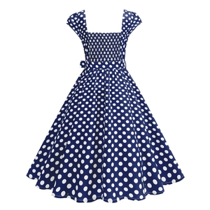 Détail d'une robe vintage à pois bleu marine avec buste smocké et encolure carrée