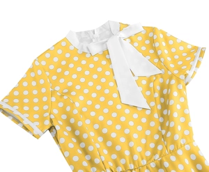 Détails de la robe vintage jaune à pois avec nœud blanc au col et tissu de qualité