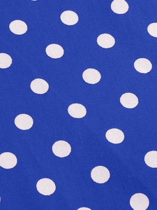 Vue macro du tissu bleu à pois pour robe d'enfant avec détails de tissage de haute qualité