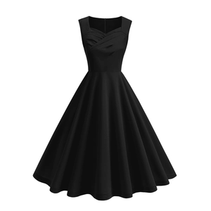 Détail d'une robe vintage noire sans manches avec décolleté plissé et jupe évasée élégante