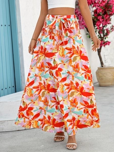 Vue détaillée de l'imprimé floral bohème et du cordon à la taille haute de la robe