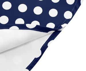 Détails de tissu à pois blancs sur fond bleu marine avec des finitions de couture