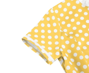 Détail de la manche jaune à pois avec liseré blanc et finitions de couture de haute qualité