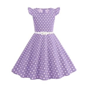 Détail de robe violette à pois pour fille avec manches volantées et ceinture blanche