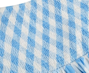 Vue détaillée du tissu vichy bleu et blanc avec texture froncée élastique smockée