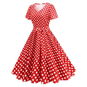 Dettaglio di un abito vintage rosso a pois con scollo a V e fiocco in vita alla moda