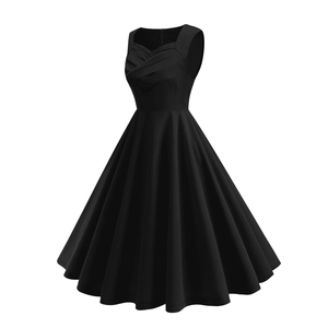 Détail d'encolure carrée vintage avec buste plissé sur une robe rétro noire sans manches