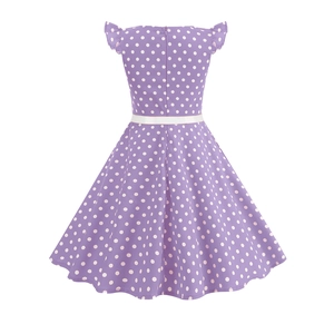 Vue arrière d'une robe violette à pois avec manches volantées et ruban à la taille