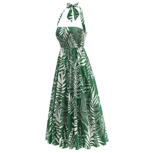Détail de robe dos nu imprimé tropical vert avec bustier smocké et jupe évasée en ligne A