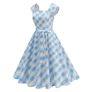 Détail de la robe vichy bleue et blanche avec nœud à la taille et jupe évasée