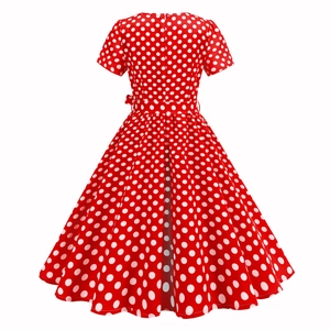 Dettaglio del tessuto a pois rossi e bianchi su un abito vintage stile Audrey Hepburn