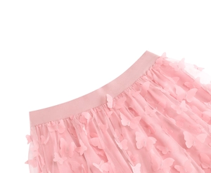 Dettaglio gonna in tulle rosa con elastico in vita e farfalle 3D applicate