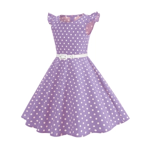 Détail de la robe violette à pois avec manches volantées et ceinture blanche à la taille