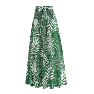 Détail de la taille haute smockée avec nœud sur cette jupe longue à imprimé tropical