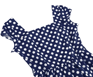 Détail du col carré et des pois blancs sur la robe vintage bleu marine ajustée