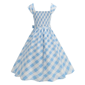 Vue détaillée du buste smocké et du motif vichy bleu sur cette robe d'été pour fille