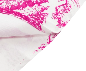 Détail de l'imprimé fleuri Toile de Jouy rose et des coutures sur la robe en coton